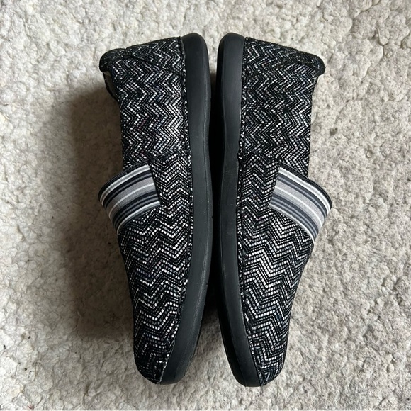 Alegria Black, White Metallic Gray Glee Ric Rack Slip On Clogs Size 39 - Picture 3 of 9